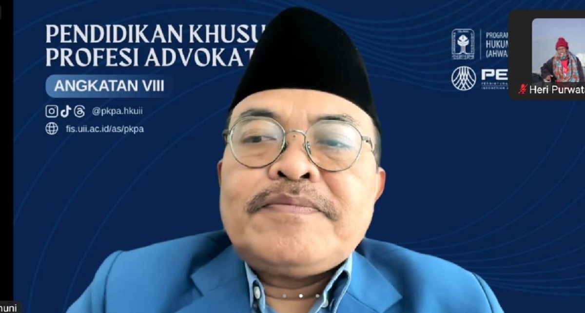Dekan FIAI UII, Dr Asmuni saat memberikan sambutan pada pembukaan PKPA secara Daring, Kamis (10/9/2026). (foto : screenshotzoom/heri purwata)