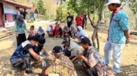 Mahasiswa KKN UAD Unit V.B.1 melatih warga Padukuhan Krinjing membuat pupuk kompos dari kotoran sapi. (foto : istimewa)