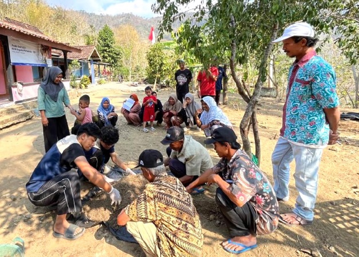 Mahasiswa KKN UAD Unit V.B.1 melatih warga Padukuhan Krinjing membuat pupuk kompos dari kotoran sapi. (foto : istimewa)