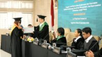 Lutfi Nurdian Asnindari menerima tanda kelulusan dari Ketua Dewan Penguji seusai Ujian Terbuka di FK-KMK UGM Yogyakarta, Selasa (15/9/2026). (foto : istimewa)