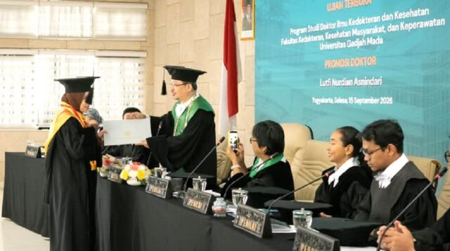 Lutfi Nurdian Asnindari menerima tanda kelulusan dari Ketua Dewan Penguji seusai Ujian Terbuka di FK-KMK UGM Yogyakarta, Selasa (15/9/2026). (foto : istimewa)