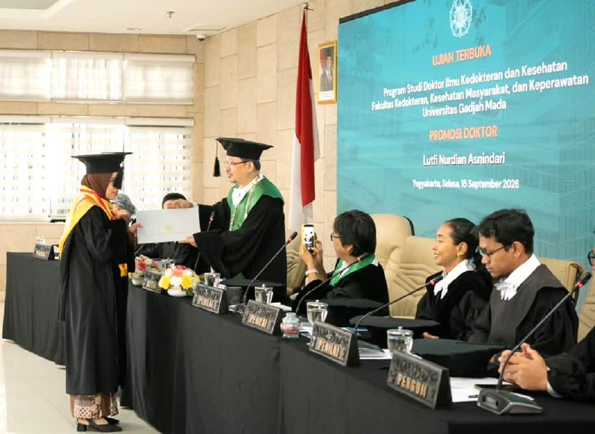 Lutfi Nurdian Asnindari menerima tanda kelulusan dari Ketua Dewan Penguji seusai Ujian Terbuka di FK-KMK UGM Yogyakarta, Selasa (15/9/2026). (foto : istimewa)