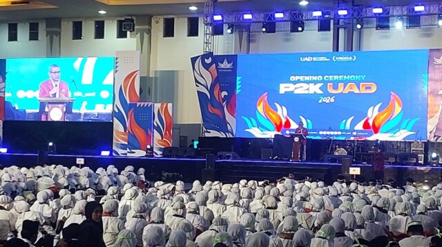 Mahasiswa baru Universitas Ahmad Dahlan (UAD) Yogyakarta Tahun Akademik 2026/2027 saat mengikuti pembukaan Program Pengenalan Kampus (P2K). (foto : heri purwata)