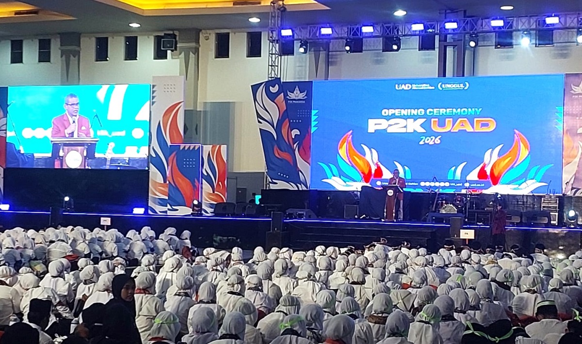 Mahasiswa baru Universitas Ahmad Dahlan (UAD) Yogyakarta Tahun Akademik 2026/2027 saat mengikuti pembukaan Program Pengenalan Kampus (P2K). (foto : heri purwata)