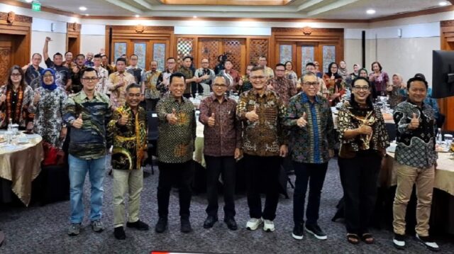 Ketua OJK DIY, Ketua FKIJK DIY, Ketua OJK Bali, peserta dan nara sumber Sarasehan Keuangan yang diselenggarakan di Denpasar, Bali, Jumat (11/9/2026). (foto : istimewa)