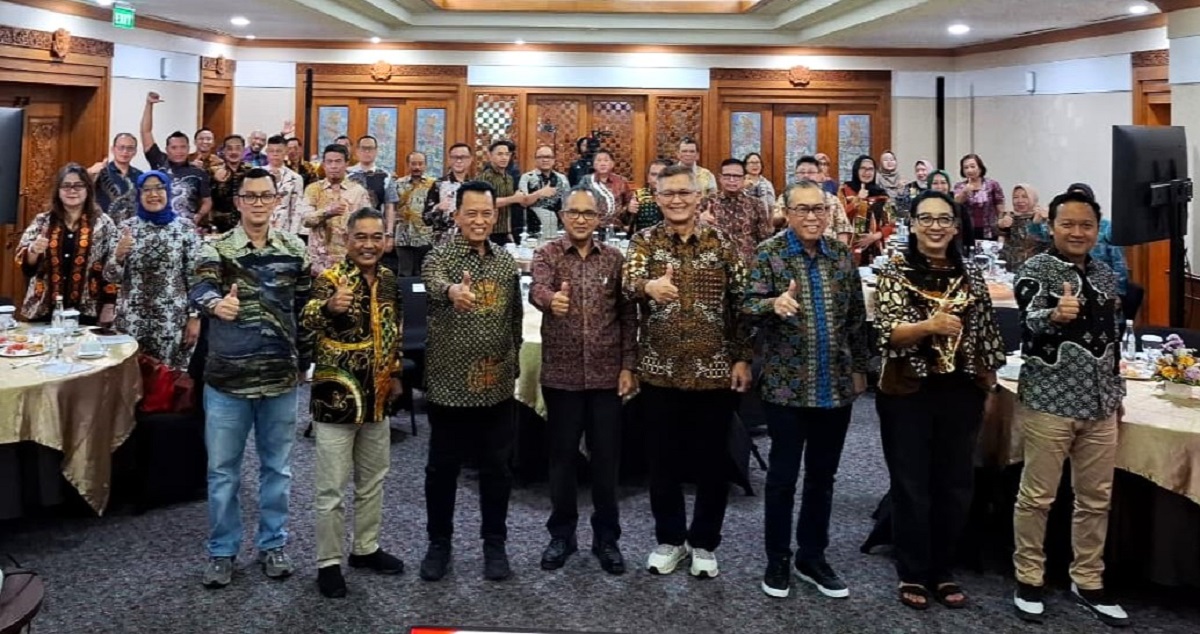 Ketua OJK DIY, Ketua FKIJK DIY, Ketua OJK Bali, peserta dan nara sumber Sarasehan Keuangan yang diselenggarakan di Denpasar, Bali, Jumat (11/9/2026). (foto : istimewa)