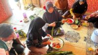 Warga Kedungpoh Kidul berlatih mempersiapkan bahan-bahan pembuatan sabun cuci piring beraroma daun pandan. (foto : istimewa)