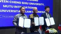Prof Eko Siswoyo, Arifin Lambaga, dan Prof Yen-Yi Li memperlihatkan MoU dan MoA yang telah ditandatangani di Kampus Terpadu UII Yogyakarta, Kamis (17/9/2026). (foto : heri purwata)