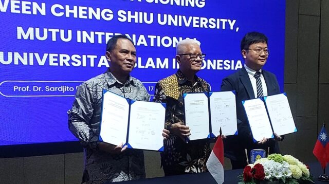 Prof Eko Siswoyo, Arifin Lambaga, dan Prof Yen-Yi Li memperlihatkan MoU dan MoA yang telah ditandatangani di Kampus Terpadu UII Yogyakarta, Kamis (17/9/2026). (foto : heri purwata)