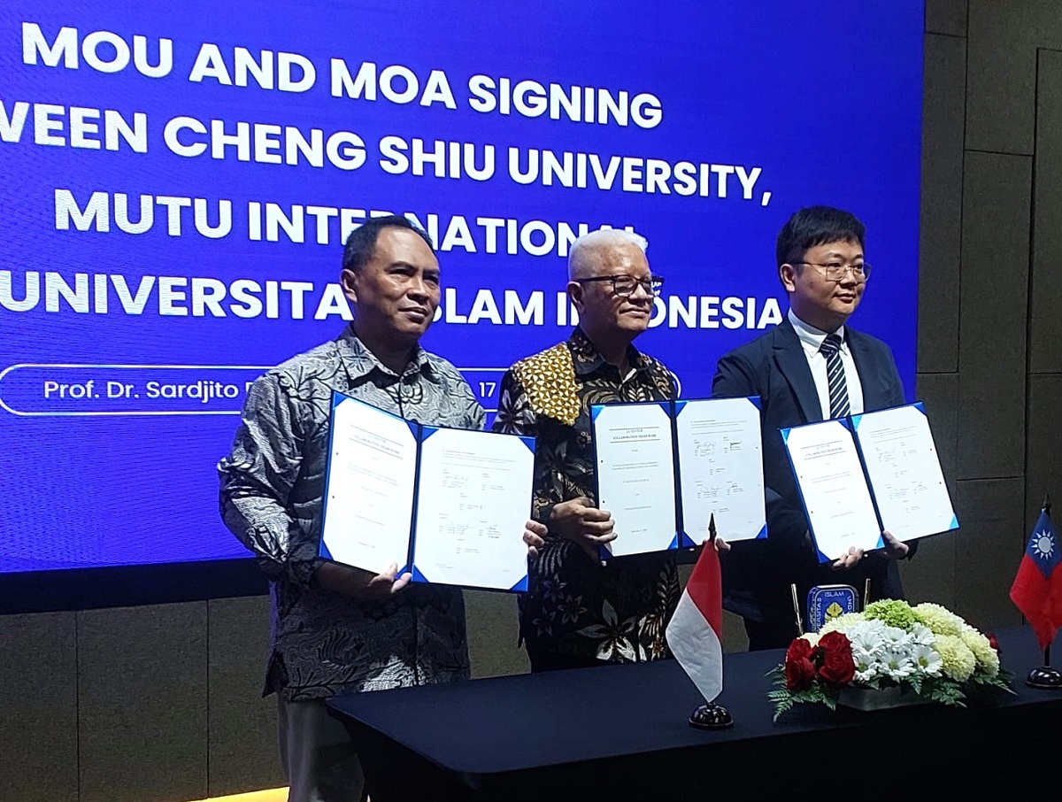UII - CSU Prof Eko Siswoyo, Arifin Lambaga, dan Prof Yen-Yi Li memperlihatkan MoU dan MoA yang telah ditandatangani di Kampus Terpadu UII Yogyakarta, Kamis (17/9/2026). (foto : heri purwata)