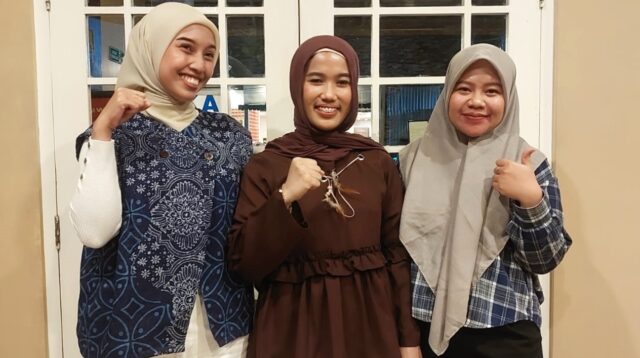 Dwi Nur Atiqah, Putri Handayani, dan Devita Syofiah saat pelepasan lulusan Prodi MTI FTI UII di Yogyakarta, Jumat (23/10/2026) malam. (foto : heri purwata)