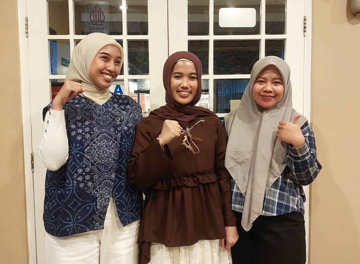 Dwi Nur Atiqah, Putri Handayani, dan Devita Syofiah saat pelepasan lulusan Prodi MTI FTI UII di Yogyakarta, Jumat (23/10/2026) malam. (foto : heri purwata)