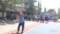 Amin Kurnanta sedang memukul bola sebagai tanda pembukaan Turnamen Tenis JITU Tennis Academy di lapangan tenis Alun-alun Wates, Kulonprogo, Sabtu (17/10/2026). (foto : heri purwata)