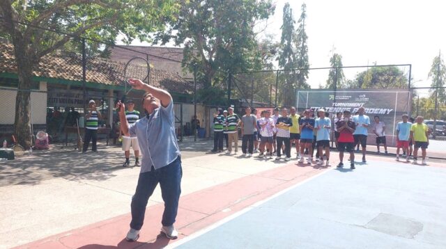 Amin Kurnanta sedang memukul bola sebagai tanda pembukaan Turnamen Tenis JITU Tennis Academy di lapangan tenis Alun-alun Wates, Kulonprogo, Sabtu (17/10/2026). (foto : heri purwata)
