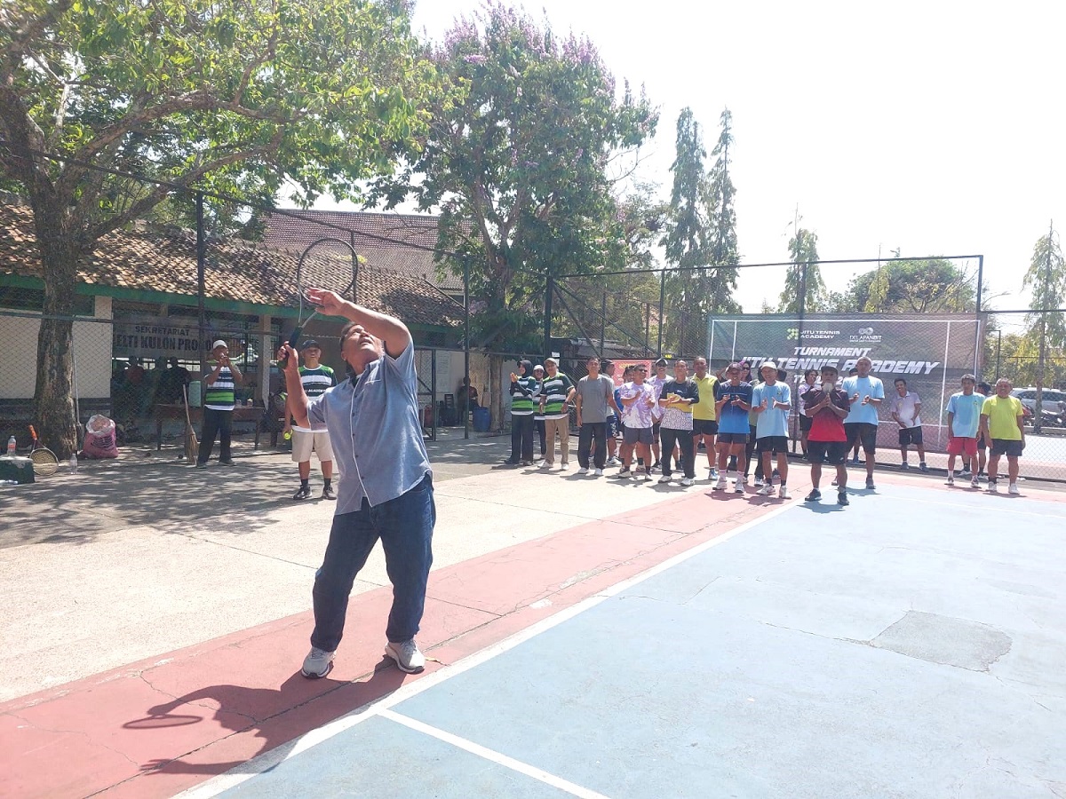 Amin Kurnanta sedang memukul bola sebagai tanda pembukaan Turnamen Tenis JITU Tennis Academy di lapangan tenis Alun-alun Wates, Kulonprogo, Sabtu (17/10/2026). (foto : heri purwata)