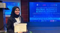 Audrey Valensya Nabilla seusai menerima penghargaan sebagai Best Paper Award di Universiti Kebangsaan Malaysia (UKM) Kuala Lumpur, Malaysia. (foto : istimewa)