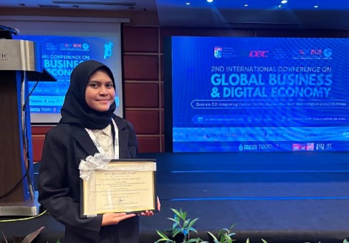 Audrey Valensya Nabilla seusai menerima penghargaan sebagai Best Paper Award di Universiti Kebangsaan Malaysia (UKM) Kuala Lumpur, Malaysia. (foto : istimewa)