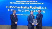 Prof Dhomas Hatta Fudholi menerima SK Guru Besar dari Prof Hari Purnomo disaksikan Prof Setyabudi Indartono di Gedung Prof Sardjito, Kampus Terpadu UII, Kamis (22/10/2026). (foto : heri purwata)