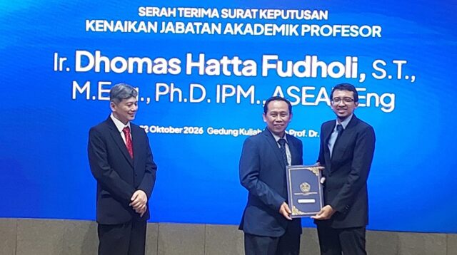 Prof Dhomas Hatta Fudholi menerima SK Guru Besar dari Prof Hari Purnomo disaksikan Prof Setyabudi Indartono di Gedung Prof Sardjito, Kampus Terpadu UII, Kamis (22/10/2026). (foto : heri purwata)