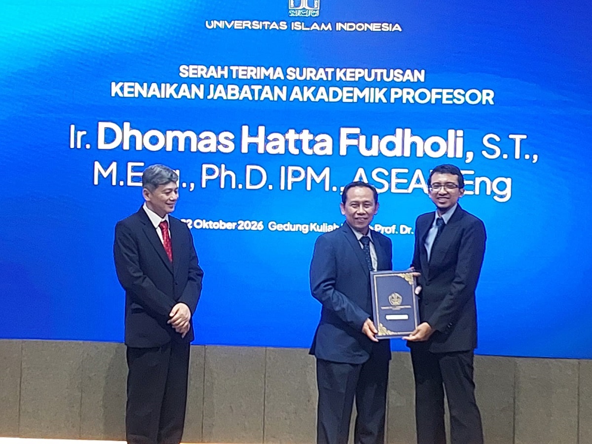 Prof Dhomas Hatta Fudholi menerima SK Guru Besar dari Prof Hari Purnomo disaksikan Prof Setyabudi Indartono di Gedung Prof Sardjito, Kampus Terpadu UII, Kamis (22/10/2026). (foto : heri purwata)