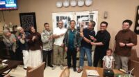 Yuli Agusti Rochman bersama lulusan Prodi MTI UII saat pelepasan di Yogyakarta, Jumat (23/10/2026) malam. (foto : heri purwata)