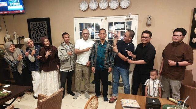 Yuli Agusti Rochman bersama lulusan Prodi MTI UII saat pelepasan di Yogyakarta, Jumat (23/10/2026) malam. (foto : heri purwata)