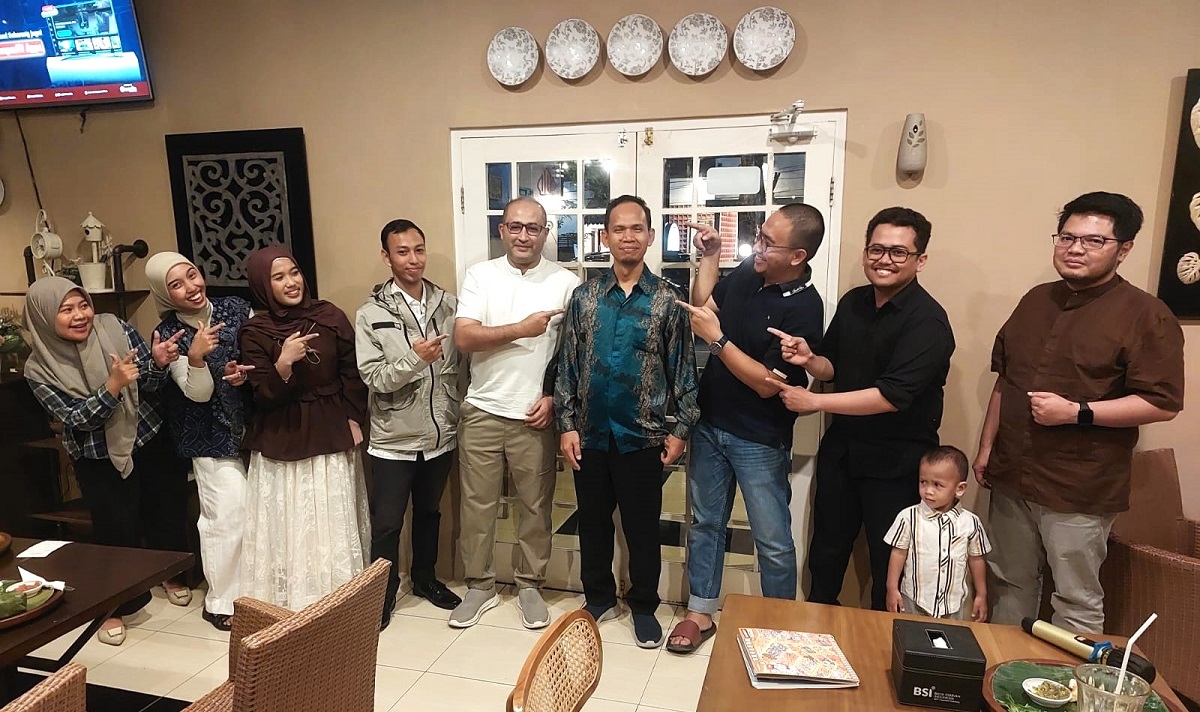 Yuli Agusti Rochman bersama lulusan Prodi MTI UII saat pelepasan di Yogyakarta, Jumat (23/10/2026) malam. (foto : heri purwata)