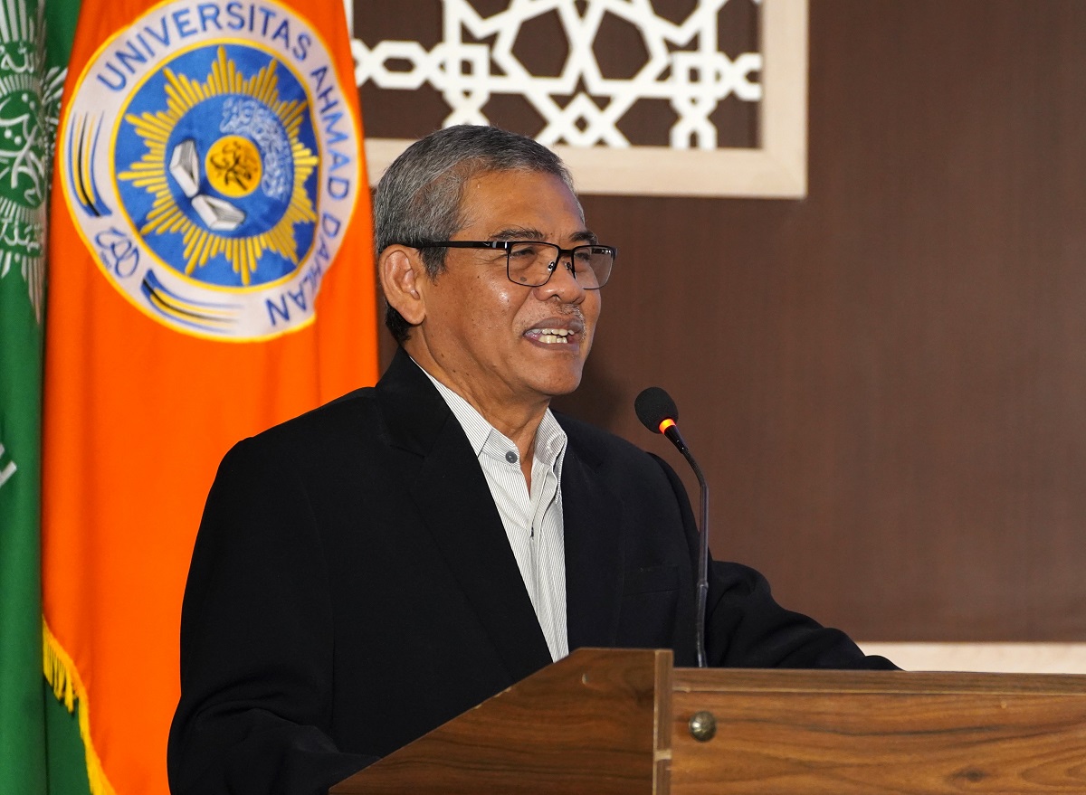 Rektor UAD, Prof Muchlas MT saat menyampaikan sambutan pada Kick-Off PMB 2027 di Amphitarium Lantai 9 Gedung Utama Kampus 4 UAD, Senin (12/10/2026). (foto : istimewa)