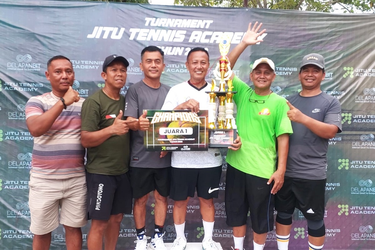 POP Juara I di Turnamen Tenis JITU Tennis Academy di lapangan Alun-alun Wates, Kulonprogo Ahad(18/10/2026). (foto : heri purwata)
