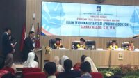Sahran Hadziq saat memaparkan hasil penelitian desertasi dan menjawab pertanyaan penguji di FH UII Yogyakarta, Sabtu (10/10/2026). (foto : heri purwata)