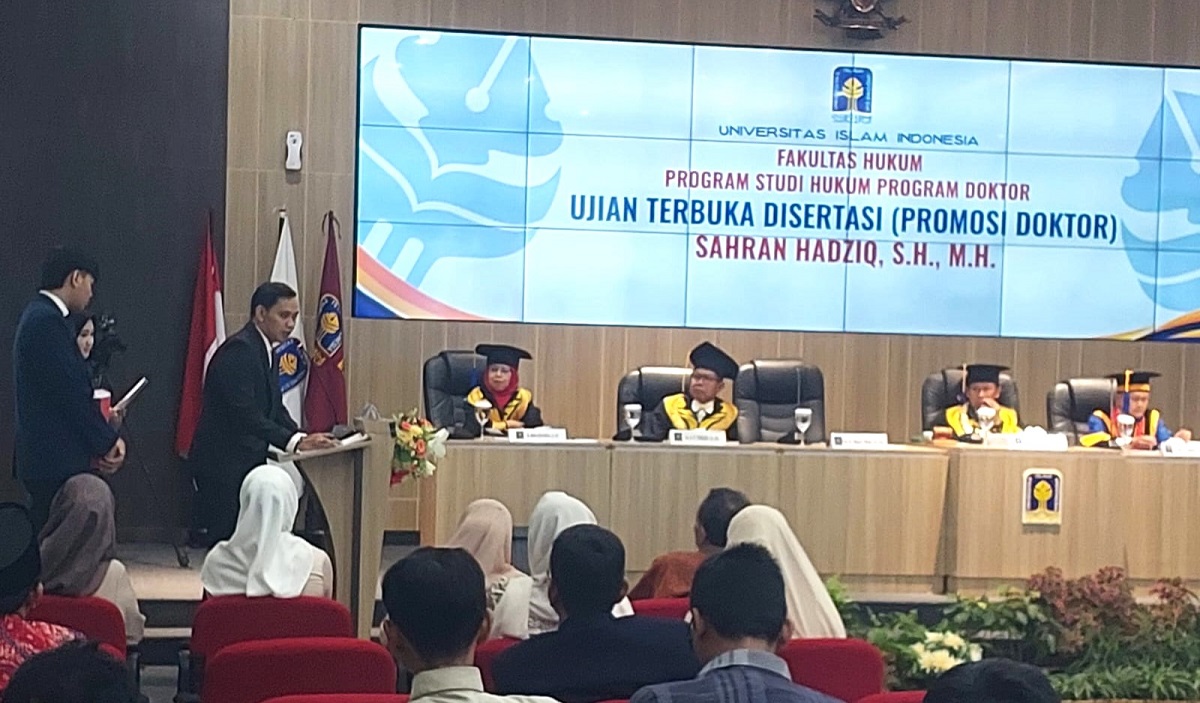 Sahran Hadziq saat memaparkan hasil penelitian desertasi dan menjawab pertanyaan penguji di FH UII Yogyakarta, Sabtu (10/10/2026). (foto : heri purwata)
