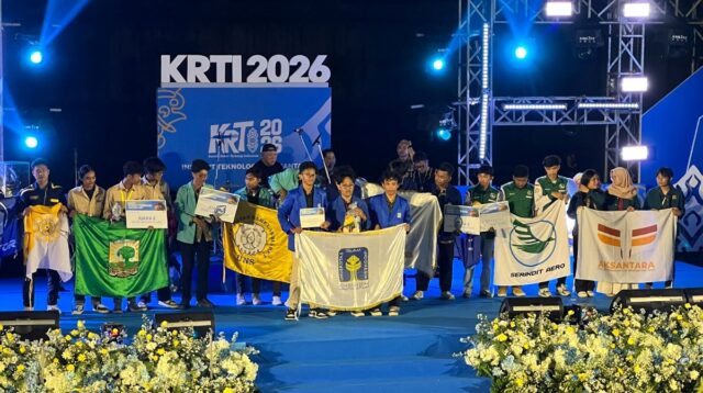 Tim Abimanyu UII meluapkan kegembiraan setelah meraih penghargaan Best Airmanship and Safety di KRTI 2026. (foto : istimewa)