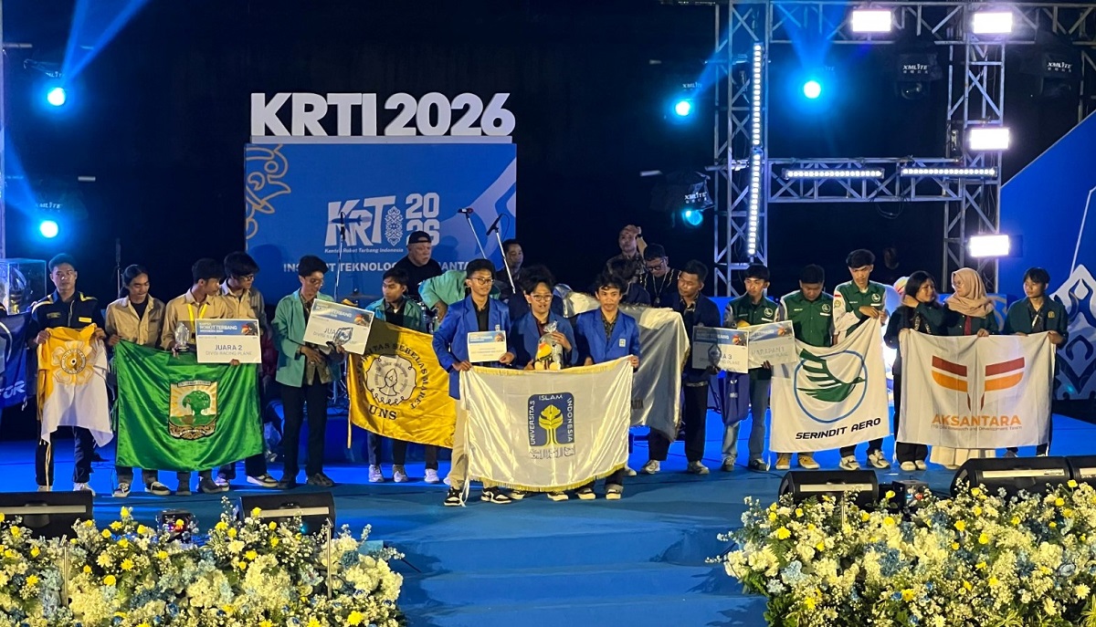 Tim Abimanyu UII meluapkan kegembiraan setelah meraih penghargaan Best Airmanship and Safety di KRTI 2026. (foto : istimewa)