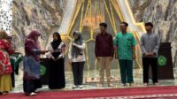 Mahasiswa peserta AIK Partisipatif mendapat apresiasi pada Ifthor Akbar di Masjid Walidah Dahlan Unisa Yogyakarta, Senin (19/10/2026). (foto : istimewa)