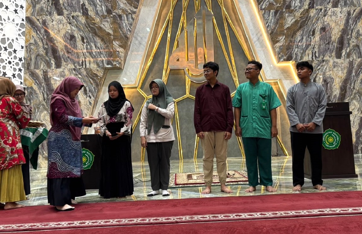 Mahasiswa peserta AIK Partisipatif mendapat apresiasi pada Ifthor Akbar di Masjid Walidah Dahlan Unisa Yogyakarta, Senin (19/10/2026). (foto : istimewa)
