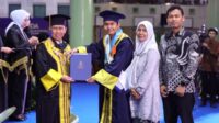 Rektor UII menyerahkan ijazah kepada wisudawan berprestasi di Auditorium Abdul Kahar Mudzakkir Kampus Terpadu UII, Sabtu (24/10/2026). (foto : istimewa)