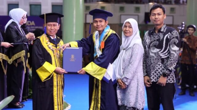 Rektor UII menyerahkan ijazah kepada wisudawan berprestasi di Auditorium Abdul Kahar Mudzakkir Kampus Terpadu UII, Sabtu (24/10/2026). (foto : istimewa)