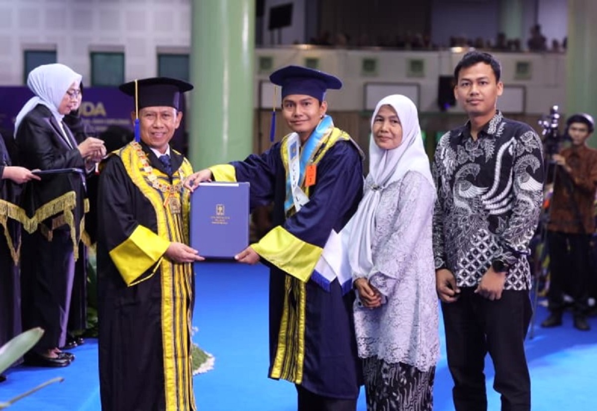 Rektor UII menyerahkan ijazah kepada wisudawan berprestasi di Auditorium Abdul Kahar Mudzakkir Kampus Terpadu UII, Sabtu (24/10/2026). (foto : istimewa)