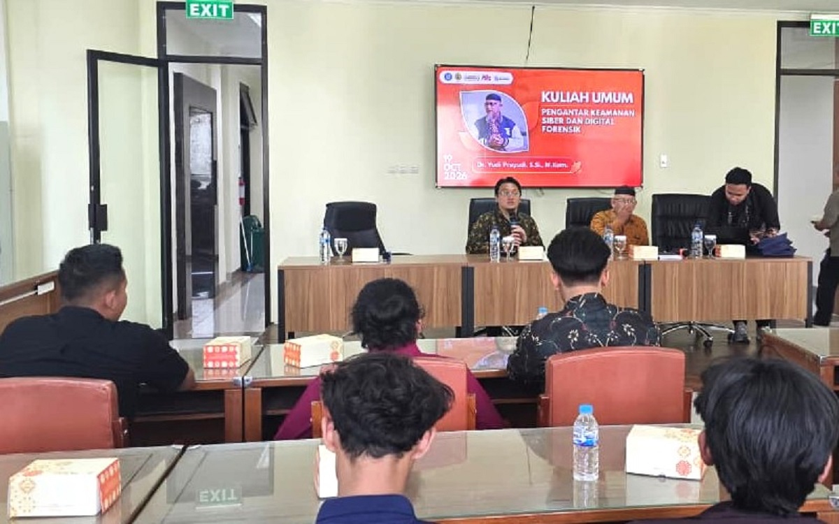 Yudi Prayudi (tengah) saat menyampaikan materi Kuliah Umum di Kampus Prodi Teknik Informatika Universitas Semarang (USM), Senin (19/10/2026). (foto : istimewa)