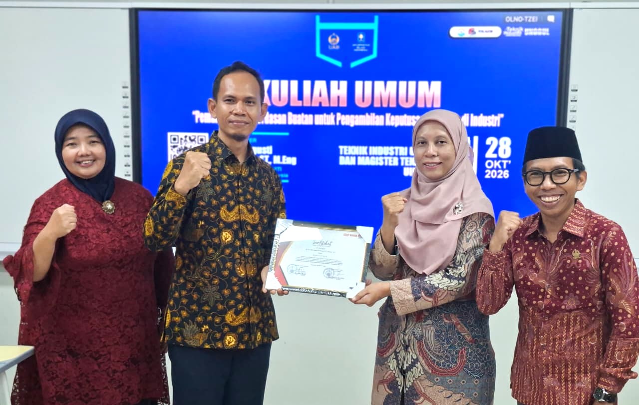 Dari kiri ke kenan: Dr Yunia Dwie Nurcahyanie, ST, MT, Kepala LPPM UNIPA; Yuli Agusti Rochman; Artanti Indrasetianingsih, SSi, MSi, Wakil Dekan FTS UNIPA; Yitno Utomo. (foto : istimewa)